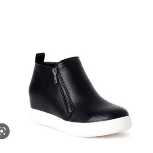 Women’s time and tru black sneaker, wedge boots, wide width, nwt, memory foam